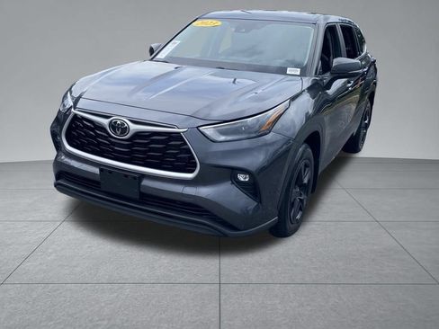 Used 2023 Toyota Highlander LE AWD/4WD image 2