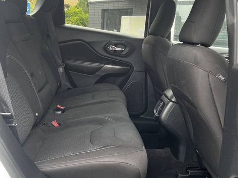 Used 2019 Jeep Cherokee Latitude w/ Popular Appearance Group FWD image 20