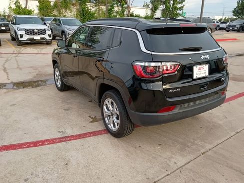 Used 2025 Jeep Compass Latitude w/ Sun & Sound Group AWD/4WD image 8