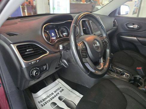 Used 2019 Jeep Cherokee Latitude w/ Cold Weather Group FWD image 9