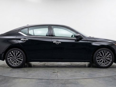 Used 2025 Nissan Altima 2.5 SV FWD image 11