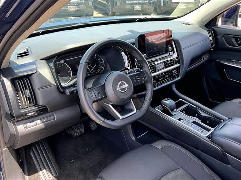 Used 2025 Nissan Pathfinder SV image 17