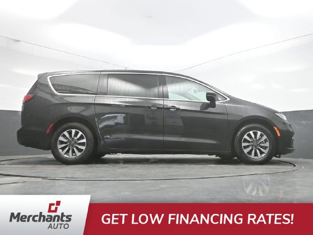 Used 2023 Chrysler Pacifica Touring-L FWD image 40