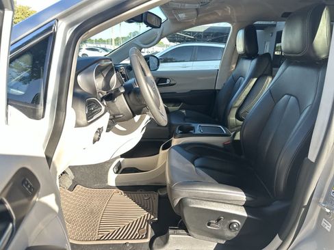 Used 2024 Chrysler Pacifica Touring-L FWD image 2