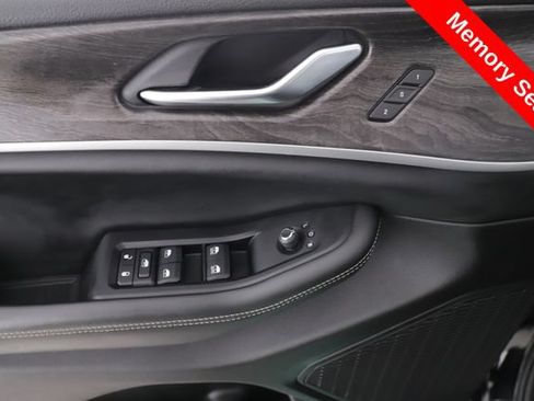 Used 2023 Jeep Grand Cherokee Limited AWD/4WD image 19
