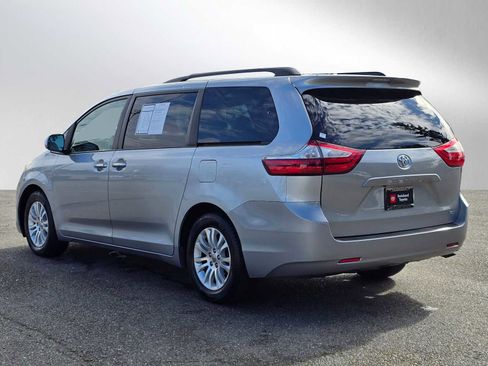 Used 2017 Toyota Sienna XLE image 5
