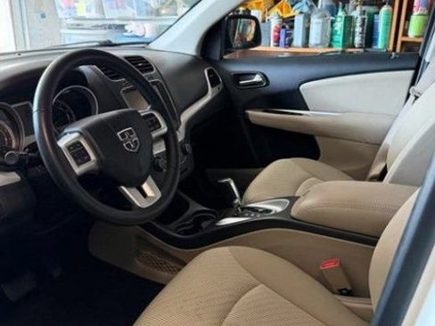Used 2018 Dodge Journey SE w/ Safe & Sound Group FWD image 2