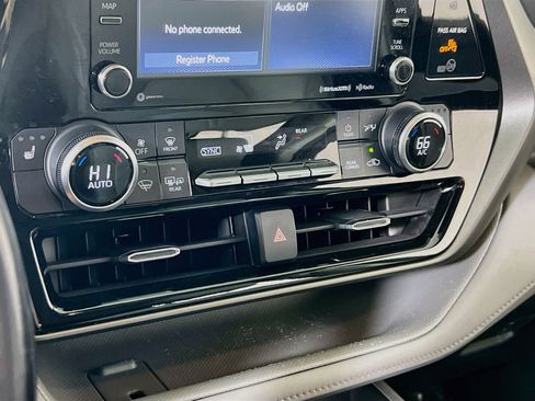 Used 2021 Toyota Highlander XLE AWD/4WD image 15