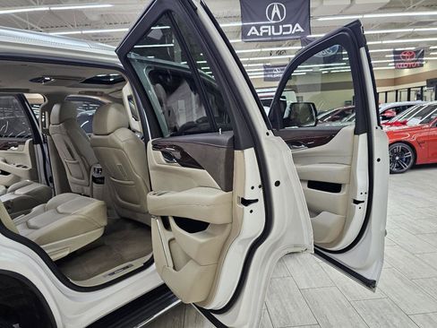 Used 2016 Cadillac Escalade Luxury image 15