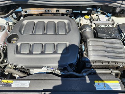 Used 2025 Volkswagen Tiguan SE AWD/4WD image 17