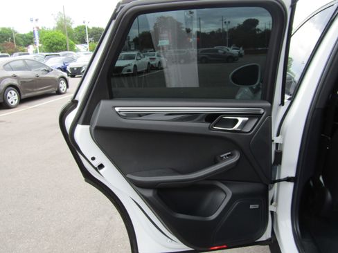 Used 2022 Porsche Macan AWD/4WD image 15