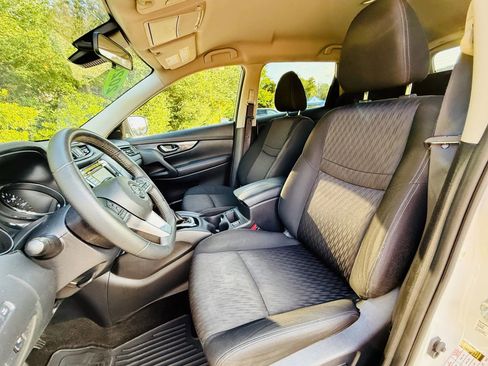 Used 2020 Nissan Rogue SV image 2