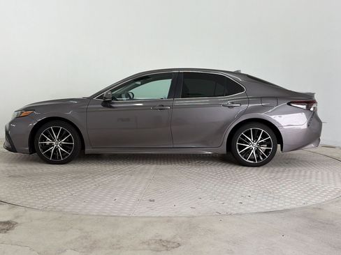 Used 2023 Toyota Camry SE FWD image 2