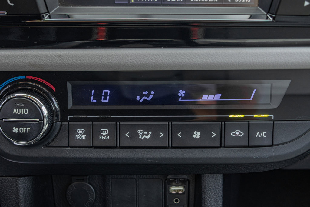 Used 2015 Toyota Corolla LE FWD image 19