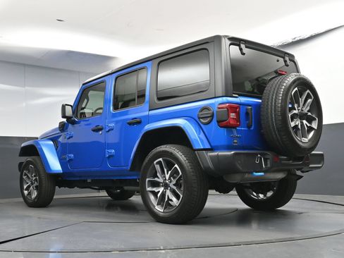 Used 2024 Jeep Wrangler Unlimited w/ Convenience Group AWD/4WD image 26