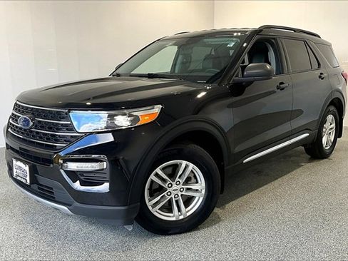 Used 2023 Ford Explorer XLT image 3