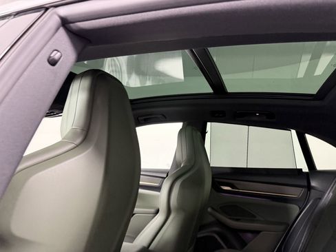 Certified 2025 Porsche Macan 4S Electric AWD/4WD image 25