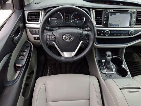 Used 2018 Toyota Highlander XLE AWD/4WD image 16