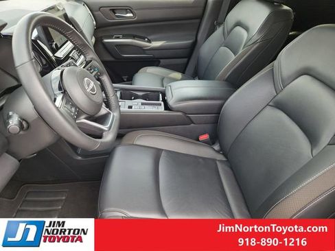 Used 2025 Nissan Pathfinder SL FWD image 14