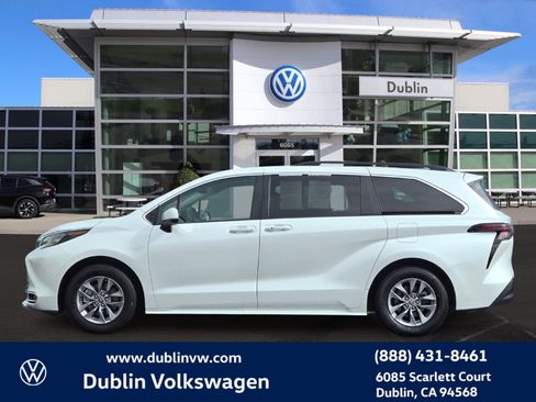 Used 2024 Toyota Sienna XLE image 7