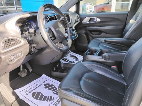 Used 2020 Chrysler Pacifica Touring-L w/ S Appearance Package image 11