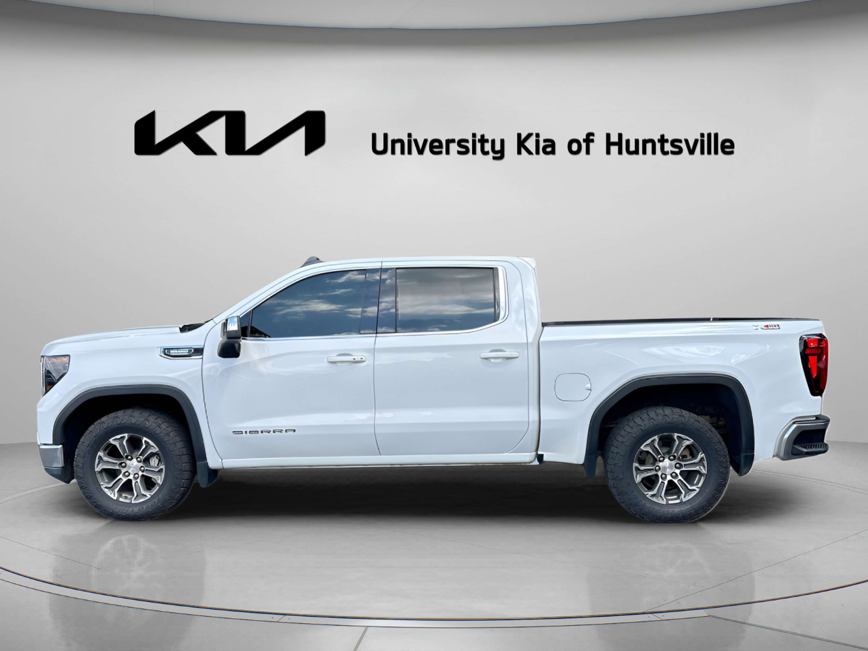 Used 2024 GMC Sierra 1500 SLE w/ Preferred Package AWD/4WD image 5