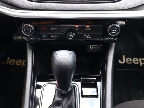 Used 2025 Jeep Compass Sport w/ Mopar Graphics Package image 27