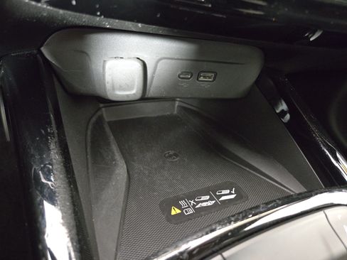 Used 2025 Chevrolet Trax RS w/ Sunroof Package FWD image 27