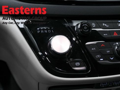 Used 2023 Chrysler Pacifica Touring-L FWD image 13