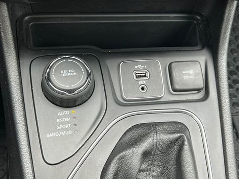 Used 2020 Jeep Cherokee Latitude w/ Cold Weather Group AWD/4WD image 26