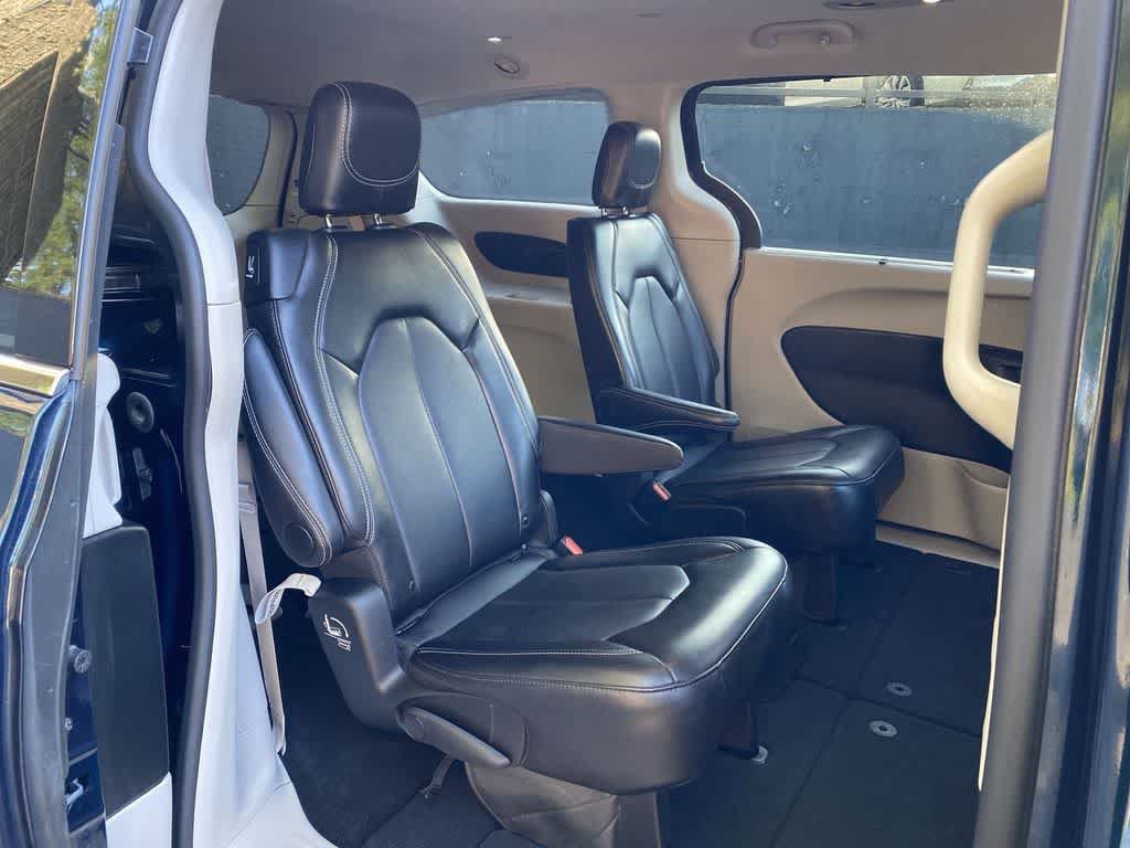 Used 2024 Chrysler Pacifica Touring-L FWD image 17