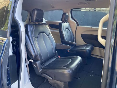 Used 2024 Chrysler Pacifica Touring-L FWD image 17