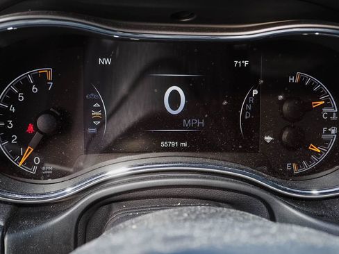 Used 2019 Jeep Grand Cherokee Altitude AWD/4WD image 9
