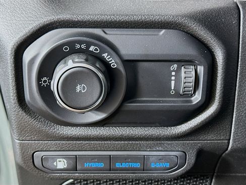 Used 2024 Jeep Wrangler Unlimited w/ Convenience Group AWD/4WD image 17
