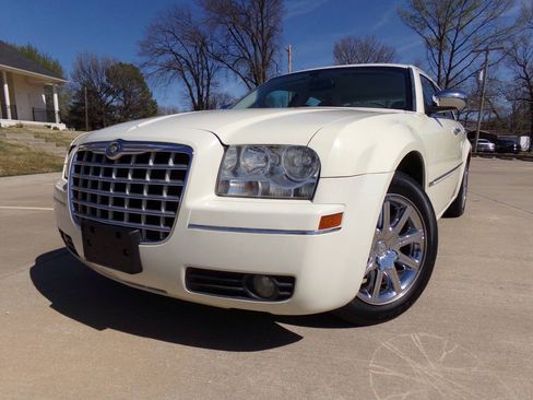 Used 2010 Chrysler 300 Touring RWD image 6