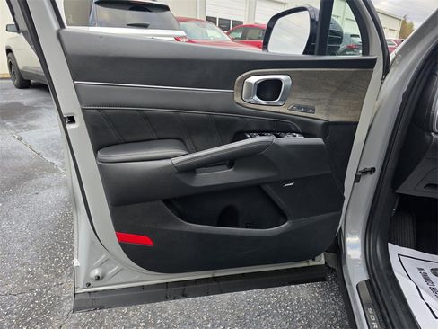 Used 2023 Kia Sorento SX Prestige image 12