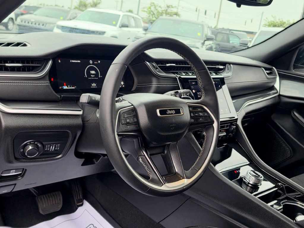 Used 2023 Jeep Grand Cherokee Altitude AWD/4WD image 11