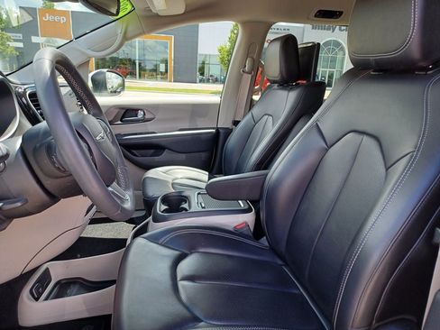 Used 2023 Chrysler Pacifica Touring-L w/ Uconnect Theater Family Group AWD/4WD image 9