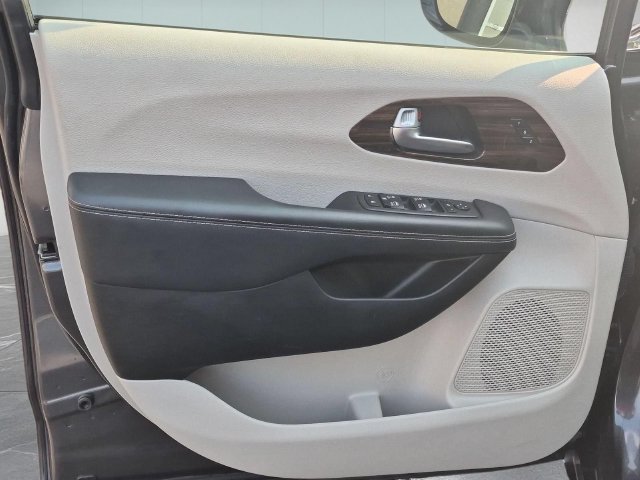 Used 2023 Chrysler Pacifica Limited FWD image 14