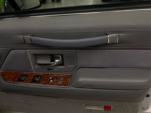 Used 1994 Lincoln Town Car Signature RWD image 25