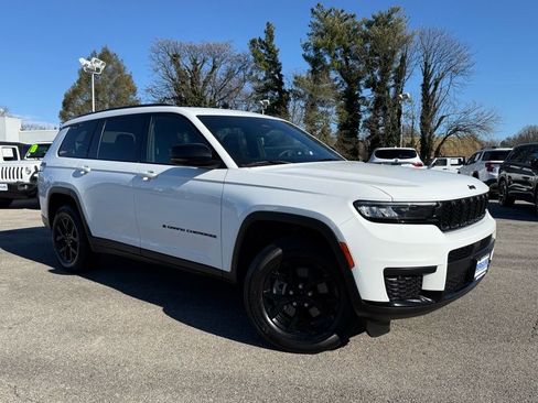 Used 2024 Jeep Grand Cherokee L Laredo image 2