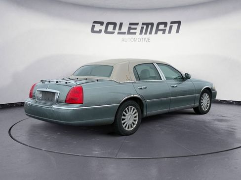 Used 2005 Lincoln Town Car Signature image 4