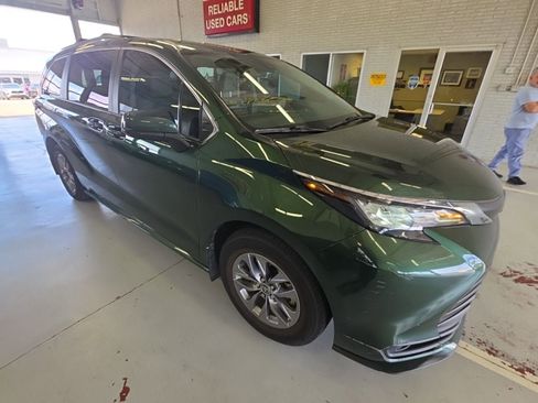 Used 2022 Toyota Sienna LE image 2