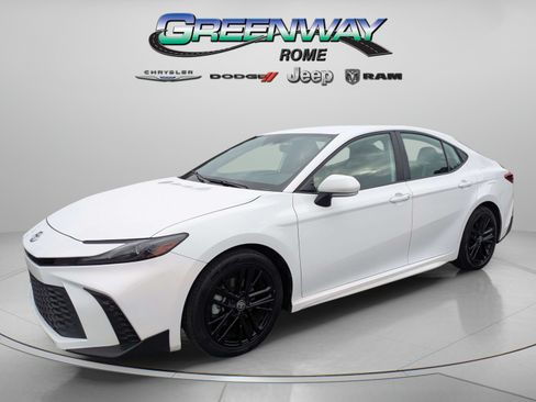 Used 2025 Toyota Camry SE FWD image 4