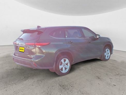 Used 2023 Toyota Highlander LE AWD/4WD image 5