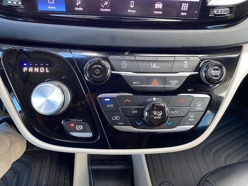 Used 2022 Chrysler Pacifica Touring-L FWD image 49