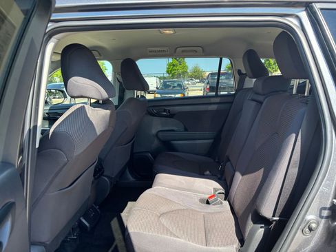 Used 2025 Toyota Highlander LE FWD image 27