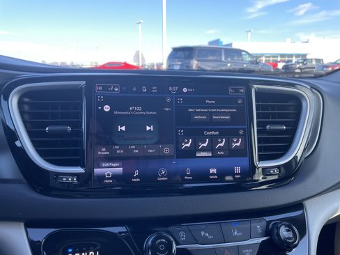 Used 2024 Chrysler Pacifica Touring-L image 12