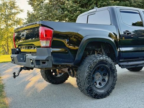 Used 2017 Toyota Tacoma TRD Off-Road w/ Tow Package (A/T) AWD/4WD image 15