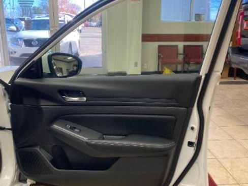 Used 2024 Nissan Altima 2.5 SV w/ SV Premium Package image 13